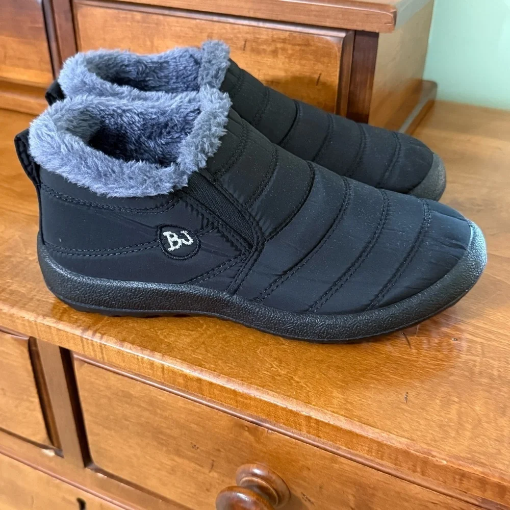 BJ women’s warm and comfortable snow boots black size 9.5 lined with rubber sole